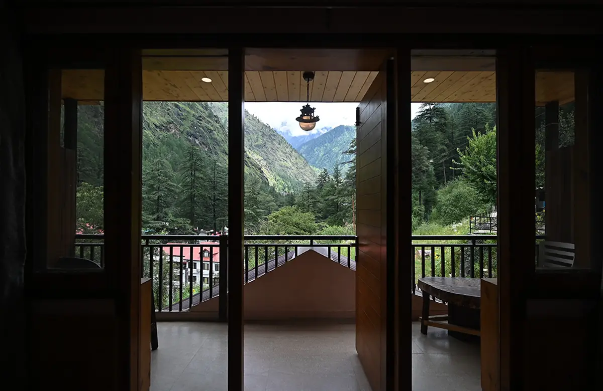balcony-of-luxury-room-in-hillside-kasol