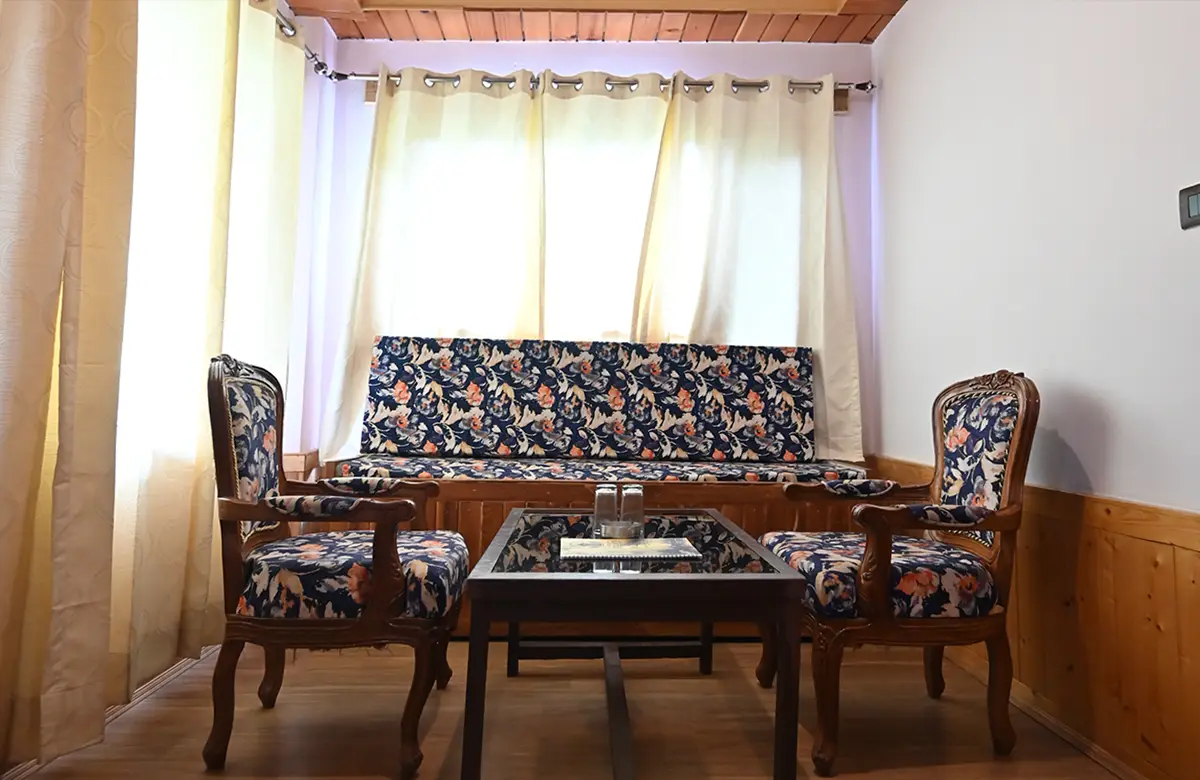 seating-area-of-luxury-room-at-hillside-kasol